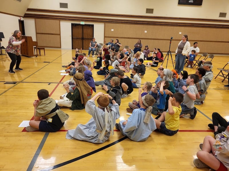 Des enfants d'âge Vaillant du pieu d'Orem (Utah) chantent des cantiques sur l'Ancien Testament lors d'une activité de la Primaire à Orem (Utah), le 14 mars 2026.