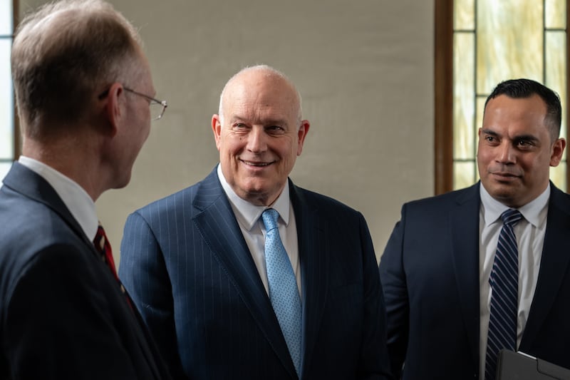 Le president general de l'Ecole du Dimanche, Paul V. Johnson, au centre, s'entretient avec ses conseillers, frere Chad H Webb, a gauche, et frere Gabriel W. Reid, a droite, apres l'enregistrement de l'episode du balado Church News diffuse le mardi 31 mars 2026.