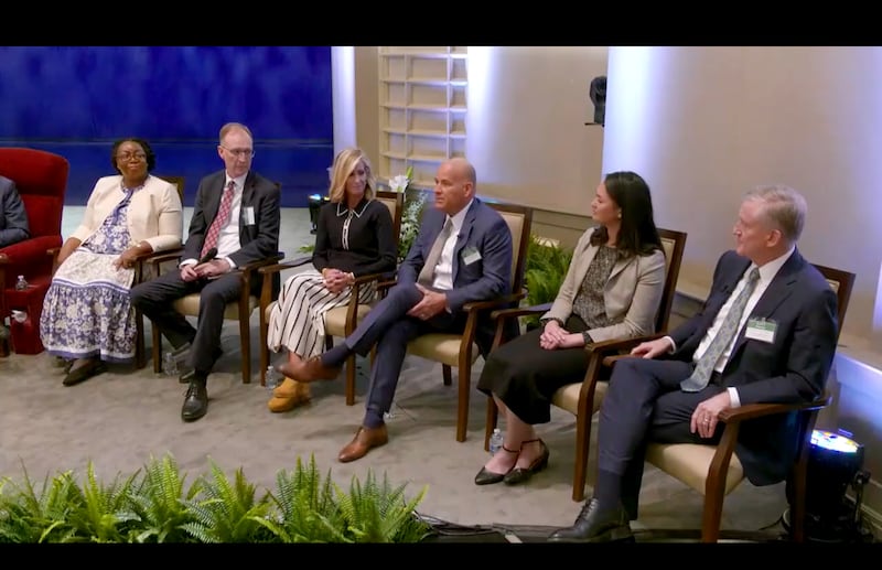 De gauche à droite : Sœur Tracy Y. Browning, frère Chad H Webb, sœur Tamara W. Runia, frère David J. Wunderli, sœur Kristin M. Yee et frère Kevin R. Duncan participent à une discussion en groupe pendant la formation des dirigeants de la conférence générale d’avril 2026.