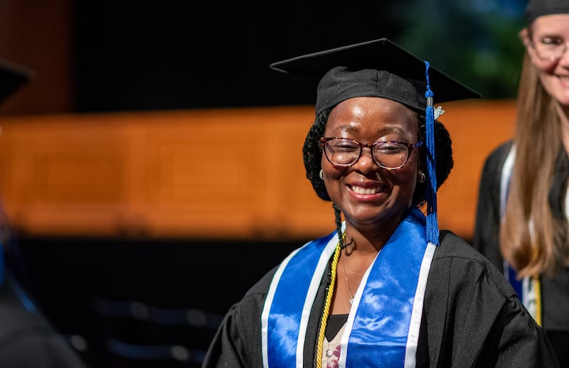 Des diplômés entrent dans le BYU–I Center pour la cérémonie de remise des diplômes, le jeudi 23 juillet 2026, à Rexburg (Idaho).