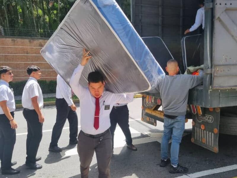 Des bénévoles et des missionnaires de L'Église de Jésus-Christ des Saints des Derniers Jours préparent des fournitures pour les personnes touchées par deux tremblements de terre au Venezuela, le samedi 27 juin 2026.