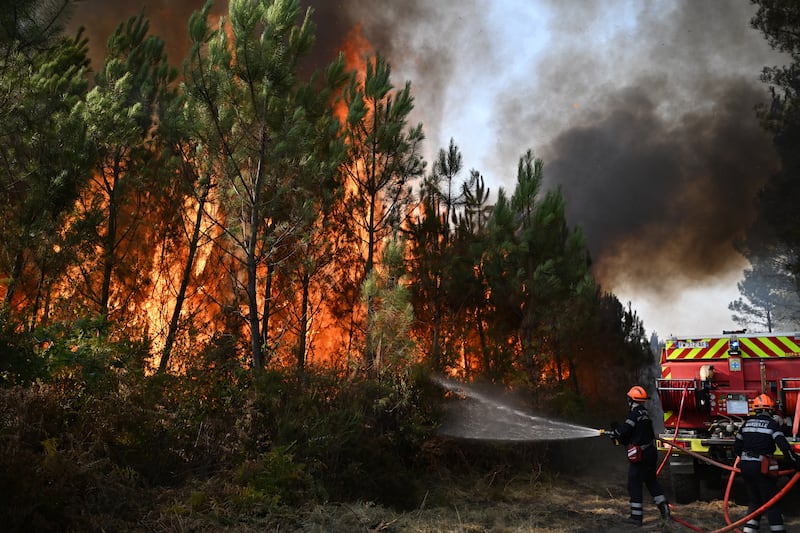 Des pompiers s’efforcent d’éteindre un feu dans la forêt près de Blagon, lors d’incendies de forêt dans le sud-ouest de la France, le mercredi 29 juillet 2026.