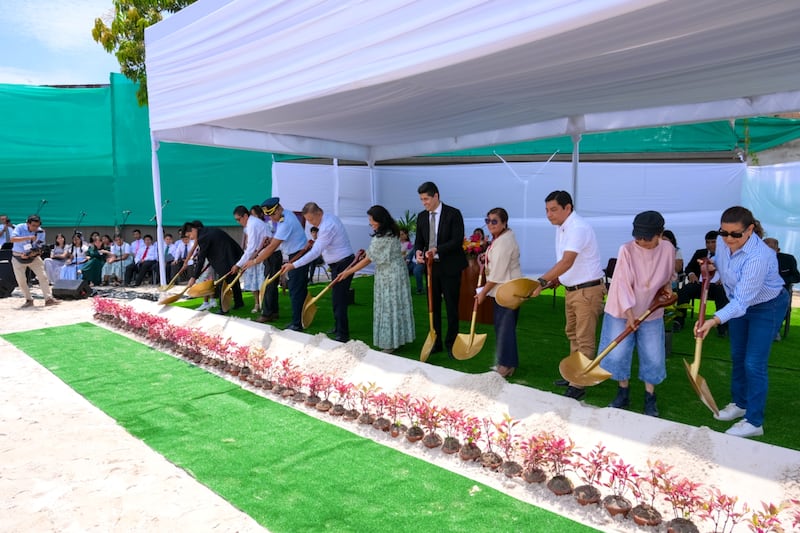 Des dirigeants de l’Église, des représentants du gouvernement et de la collectivité participent à la cérémonie d'ouverture du chantier du temple d’Iquitos (Pérou).