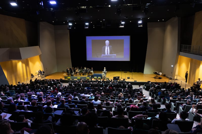 Elder Gérald Caussé, du Collège des douze apôtres, s'adresse aux membres lors de la conférence du pieu de Paris, France, sud, le dimanche 22 février 2026, à Paris, en France.