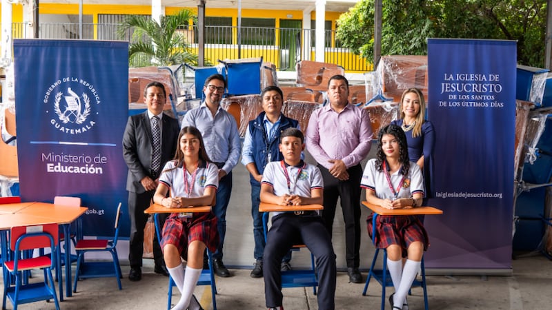 Du mobilier scolaire offert par l’Église et le ministère de l’Éducation du Guatemala est livré dans une école de Huehuetenango (Guatemala), le 6 août 2026.
