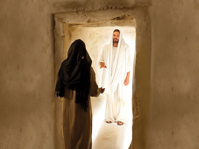 Sur cette image tirée des Vidéos de la Bible, Jésus-Christ ressuscité apparaît à Marie de Magdala.