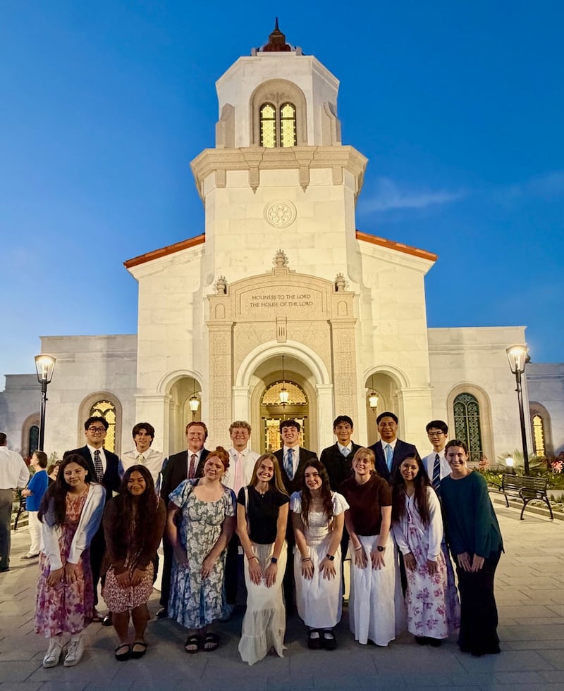 Des jeunes gens et des jeunes filles ayant servi au conseil de coordination de la jeunesse pour les portes ouvertes du temple de Yorba Linda, Californie, posent pour une photo devant le temple à Yorba Linda, en Californie, le samedi 2 mai 2026.