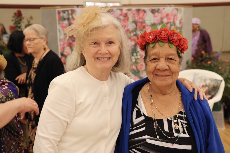 Myra Horonzy et Eiko John Alati prennent une photo ensemble lors d'une conférence des femmes de pieu à Asheville, en Caroline du Nord.