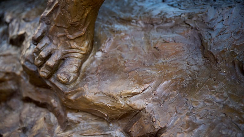 Les détails de la statue « Jésus-Christ portant la croix » montrent des gouttes de sang. La statue a été installée à Temple Square, à Salt Lake City, le mercredi 17 septembre 2025.