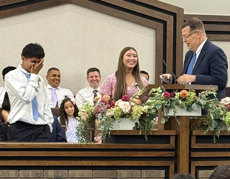 Jose Coy, 18 ans, et Loreana Arguedas, 16 ans, se tiennent aux côtés de frère Clark G. Gilbert, du Collège des douze apôtres, à la chapelle du pieu de Schaumburg (Illinois) à Chicago (Illinois), le dimanche 20 septembre 2026.