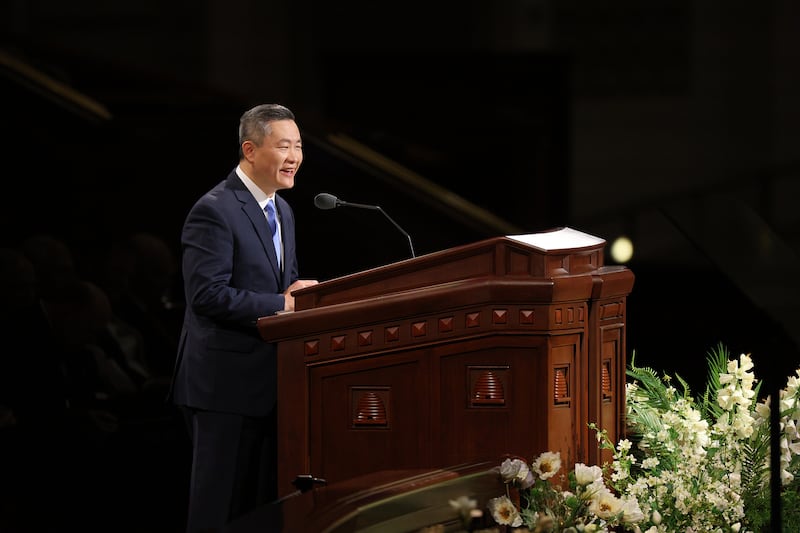 Frère Wan-Liang Wu, soixante-dix Autorité générale, parle lors de la session du samedi après-midi de la 196e conférence générale annuelle de l’Église de Jésus-Christ des Saints des Derniers Jours dans le Centre de conférences à Salt Lake City, le 4 avril 2026.