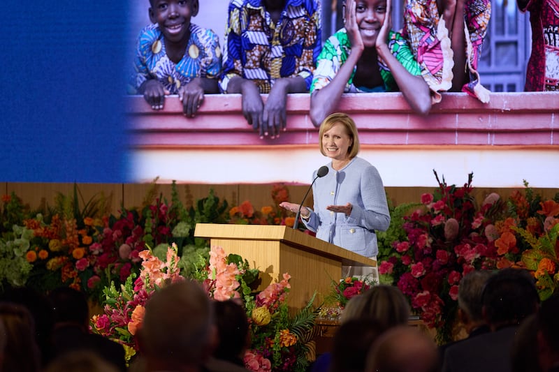 Sœur Amy A. Wright, première conseillère dans la présidence générale de la Primaire et membre du Conseil exécutif missionnaire de l'Église, prend la parole lors du Séminaire 2026 pour les nouveaux présidents de mission le vendredi 19 juin 2026, au centre de formation des missionnaires de Provo à Provo, Utah.