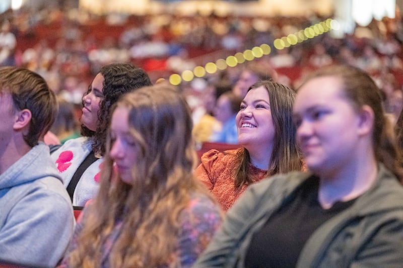 Des étudiants de BYU–Idaho se rassemblent dans l'I–Center pour une réunion spirituelle avec frère B. Cory Cuvelier, soixante-dix Autorité générale, à Rexburg (Idaho), le mardi 19 mai 2026.
