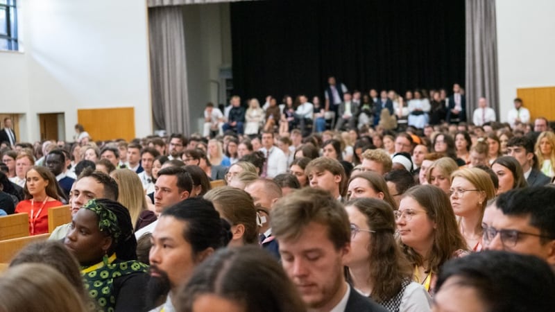 De jeunes adultes ecoutent Elder Clark G. Gilbert du College des douze apotres le dimanche 31 mai 2026, lors de la conference de jeunes adultes "One-by-One" de l'Eglise de Jesus-Christ des Saints des Derniers Jours tenue dans le Lancashire, en Angleterre.