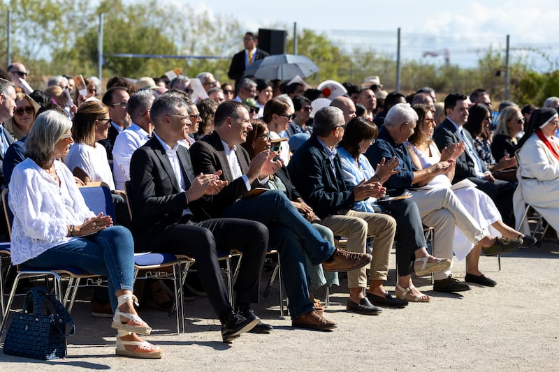Des membres de la communauté, des saints des derniers jours et des dirigeants locaux assistent à la cérémonie d'ouverture du chantier du temple de Barcelone (Espagne) le samedi 19 septembre 2026, à Barcelone, en Catalogne (Espagne).