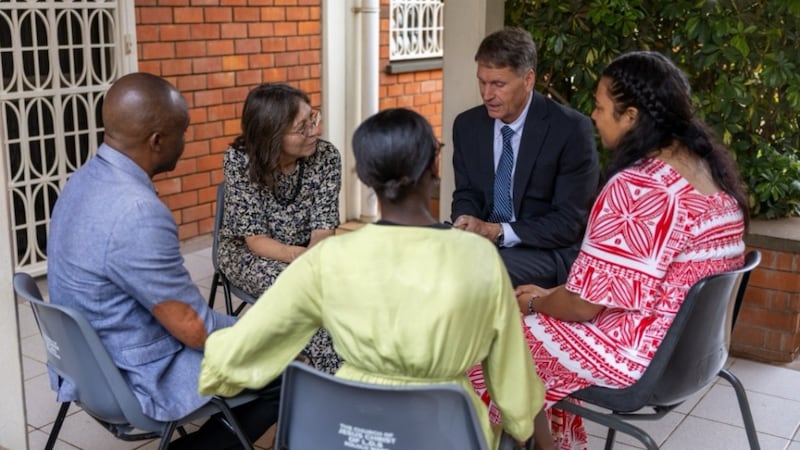 Elder Carl B. Cook et sœur Lynette Cook partagent une expérience d'enseignement avec des sœurs missionnaires à Kampala, en Ouganda, le 18 mars 2026.