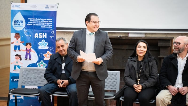 Le président Ricardo Moo du pieu de Chihuahua, au Mexique, prend la parole lors de la cérémonie de remise pour l'installation de kits de traitement de l'eau et de réservoirs de stockage.