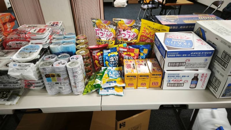 Une partie des fournitures de secours fournies par l'Église est photographiée après le tremblement de terre du 28 juillet 2026 à Kumamoto, au Japon.