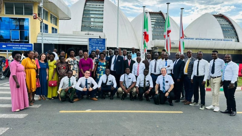 Des membres de l'Eglise prennent une photo avec des missionnaires a l'aeroport de Bujumbura, au Burundi, le 16 avril 2026.