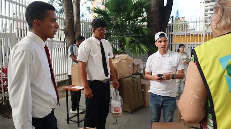 Des bénévoles et des missionnaires de l'Église de Jésus-Christ des Saints des Derniers Jours préparent des articles pour les personnes touchées par deux tremblements de terre au Venezuela le samedi 27 juin 2026.