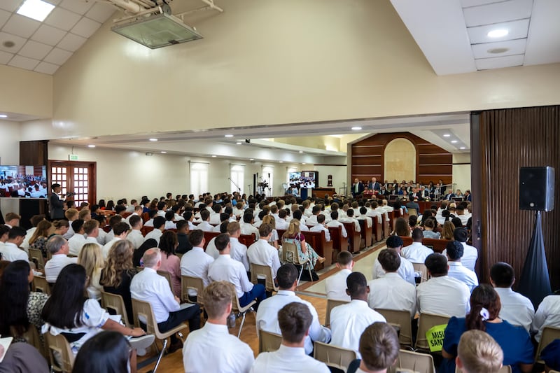 Elder Ronald A. Rasband, du Collège des douze apôtres, s'adresse à un rassemblement de plus de 800 missionnaires provenant de plusieurs missions dans la région de Saint-Domingue, en République dominicaine.