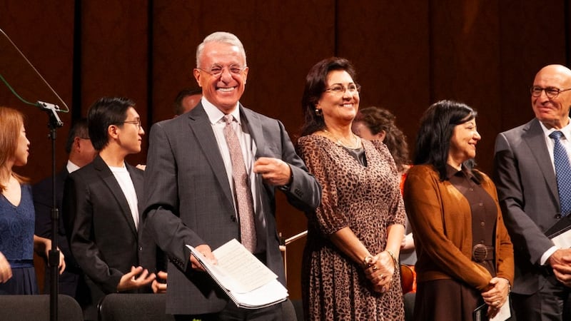 Frère Ulisses Soares, du Collège des douze apôtres, à gauche, et son épouse, sœur Rosana Soares, deuxième à partir de la gauche, arrivent à une réunion spirituelle pour jeunes adultes seuls au David H. Koch Theater du Lincoln Center for the Performing Arts, à New York, le dimanche 20 septembre 2026.