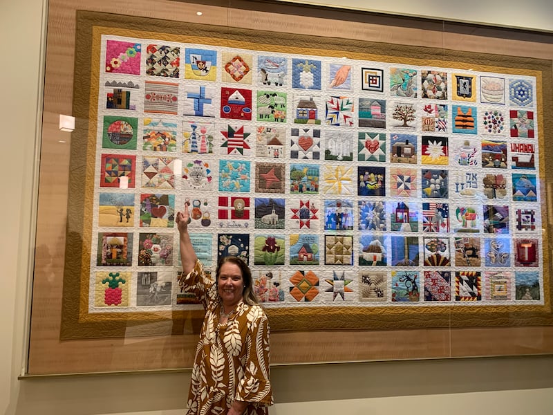 Gabriela Vega montre son carré de courtepointe dans "La courtepointe familiale" lors d'une visite depuis l'Uruguay au centre des visiteurs de Temple Square à Salt Lake City, le 29 juin 2026.