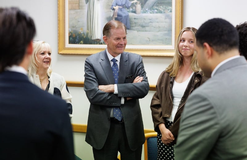 Elder Gary E. Stevenson, du Collège des douze apôtres, et sa femme, sœur Lesa Stevenson, rencontrent des jeunes adultes seuls à Perth, en Australie, le 15 mai 2026.