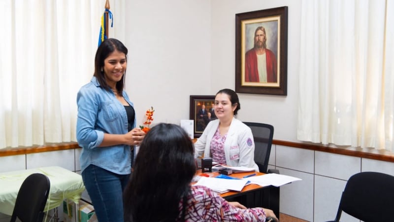 L'Église et l'Association salvadorienne pour la prévention du cancer se préparent à effectuer des dépistages du cancer du sein dans un lieu de culte de l'Église à Mejicanos, au Salvador, le 27 juillet 2026.