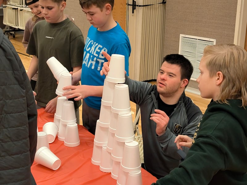 Les participants au programme d'activités pour personnes handicapées font un jeu d'empilement de gobelets à Las Vegas, au Nevada, en janvier 2026.