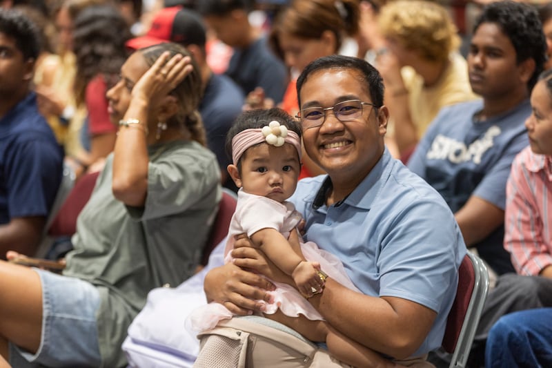 Des étudiants se rassemblent dans le Cannon Activities Center à Laie (Hawaï), pour la réunion spirituelle du campus, le mardi 29 septembre 2026.