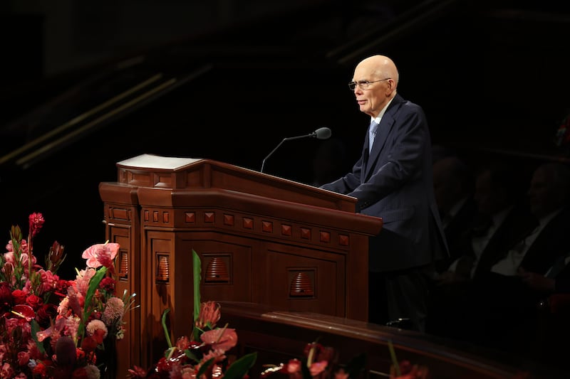 Le président Dallin H. Oaks, président du Collège des douze apôtres, s'adresse aux membres lors de la session du dimanche après-midi de la 195e conférence générale semi-annuelle.