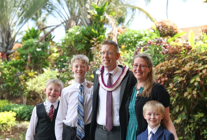 Luke Nichols et sa famille posent pour une photo avant la réunion spirituelle du campus qui s'est tenue au Cannon Activities Center à Laie (Hawaï), le mardi 29 septembre 2026.