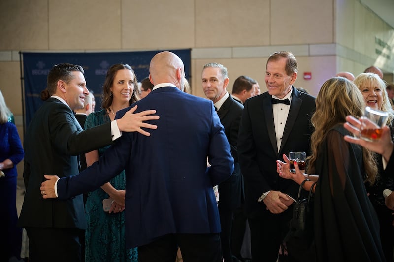 Elder Gary E. Stevenson, du Collège des douze apôtres, à droite, accueille des invités au gala annuel de la médaille Canterbury organisé par Becket au National Constitution Center à Philadelphie, le jeudi 11 juin 2026. Sont également présents elder Alexander Dushku, Autorité générale soixante-dix, au milieu, et Derrick Porter, tout à gauche, producteur, rédacteur principal et présentateur du Chœur du Tabernacle de Temple Square.