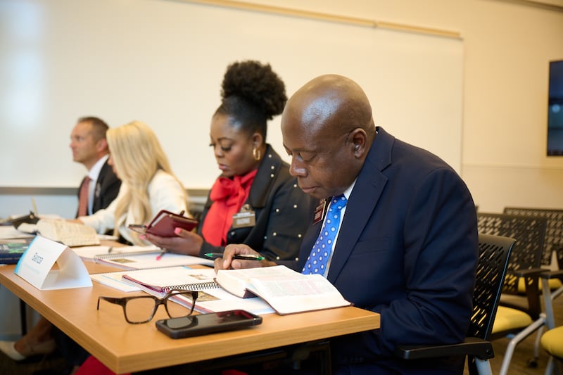 Le président Junior Banza et sœur Annie Banza étudient au centre de formation des missionnaires de Provo pendant le séminaire pour les nouveaux dirigeants de mission à Provo (Utah), le 19 juin 2026.