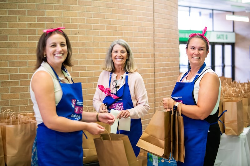 Des femmes rendent service lors de la conférence pour les femmes 2026 « Fidèles et aimées » à l’université du North Texas à Denton (Texas).