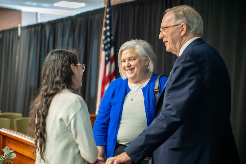 Le président Bruce C. Kusch, à droite, et son épouse, sœur Alynda Kusch, saluent un étudiant après une réunion spirituelle sur le campus d’Ensign College à Salt Lake City, le 22 septembre 2026.