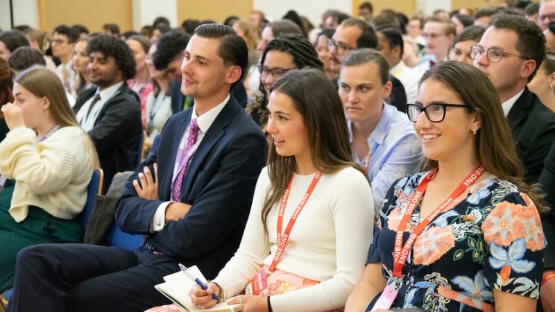 De jeunes adultes ecoutent Elder Clark G. Gilbert du College des douze apotres le dimanche 31 mai 2026, lors de la conference de jeunes adultes "One-by-One" de l'Eglise de Jesus-Christ des Saints des Derniers Jours tenue a Lancashire, en Angleterre.