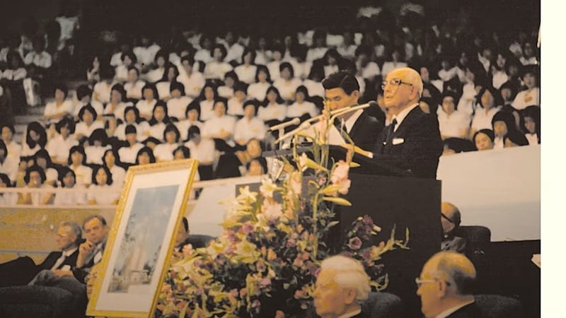 Le président Spencer W. Kimball, président de l'Église de Jésus-Christ des Saints des Derniers Jours, prend la parole à Tokyo (Japon), le 9 août 1975, dans le cadre d'une conférence nationale. Il a annoncé qu'un temple serait construit dans le pays.