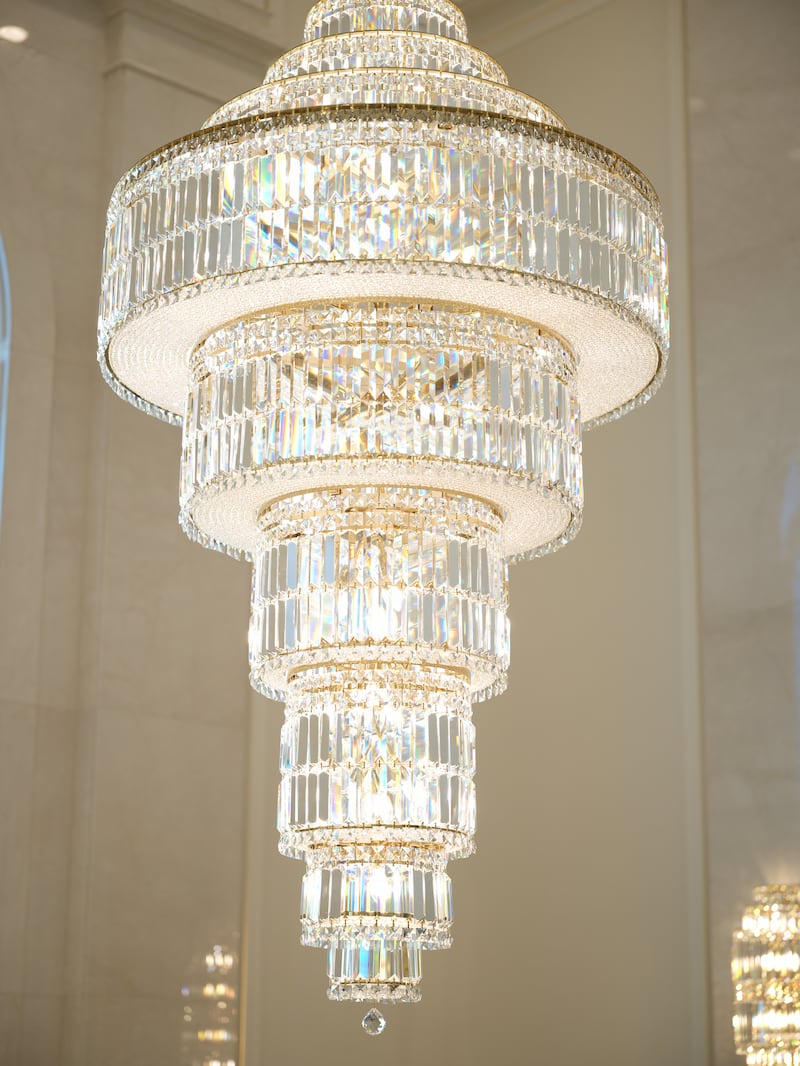 Un lustre à l'intérieur du temple de Montpelier (Idaho).