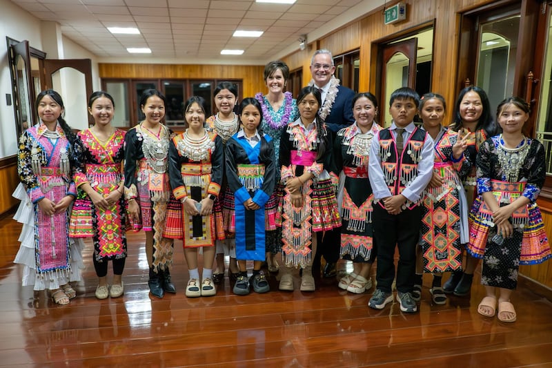 Frère Patrick Kearon, du Collège des douze apôtres, et sœur Jennifer Kearon posent pour une photo au Laos avec des membres de l'Église de Jésus-Christ des Saints des Derniers Jours vêtus d'habits traditionnels hmongs, pendant son ministère du 12 au 21 mars 2026 dans l'interrégion d'Asie de l'Église.