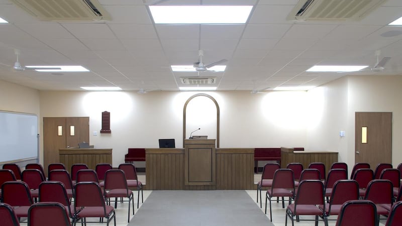 La salle de culte du nouveau lieu de réunion de la paroisse de Curepe, du pieu de Port of Spain (Trinité), de l’Église de Jésus-Christ des Saints des Derniers Jours, à Arima (Trinité-et-Tobago), en juillet 2026.