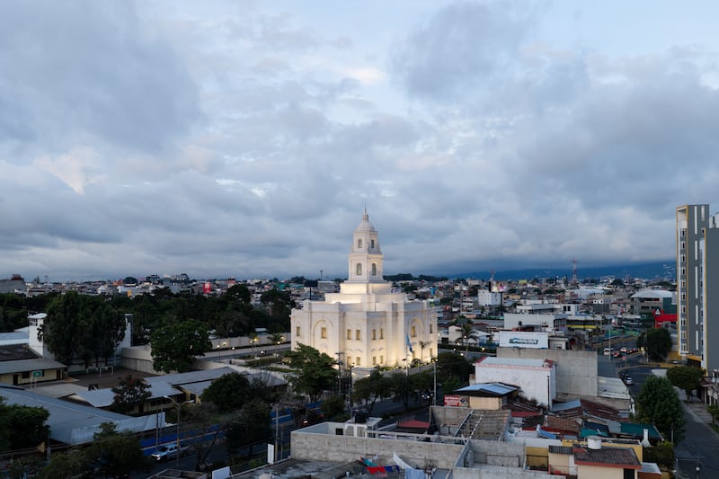 Le temple de Miraflores, Guatemala (Guatemala) illuminé par un jour nuageux.