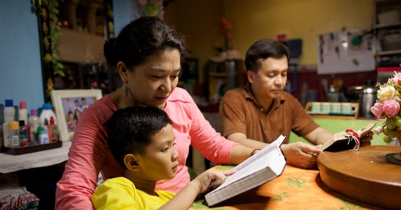 Une famille aux Philippines étudie les Écritures.
