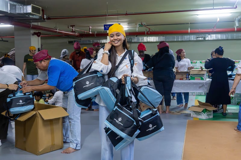 Des bénévoles de L'Église de Jésus-Christ des Saints des Derniers Jours assemblent des kits alimentaires lors d'un projet de service avec des amis et voisins de la communauté sikhe à Dubaï, aux Émirats arabes unis, le vendredi 21 août 2026.