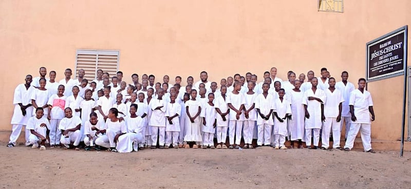 Soixante-quatorze personnes vêtues de blanc avant d'être baptisées dans l'Église de Jésus-Christ des Saints des Derniers Jours le samedi 18 avril 2026, à Bamako, au Mali.