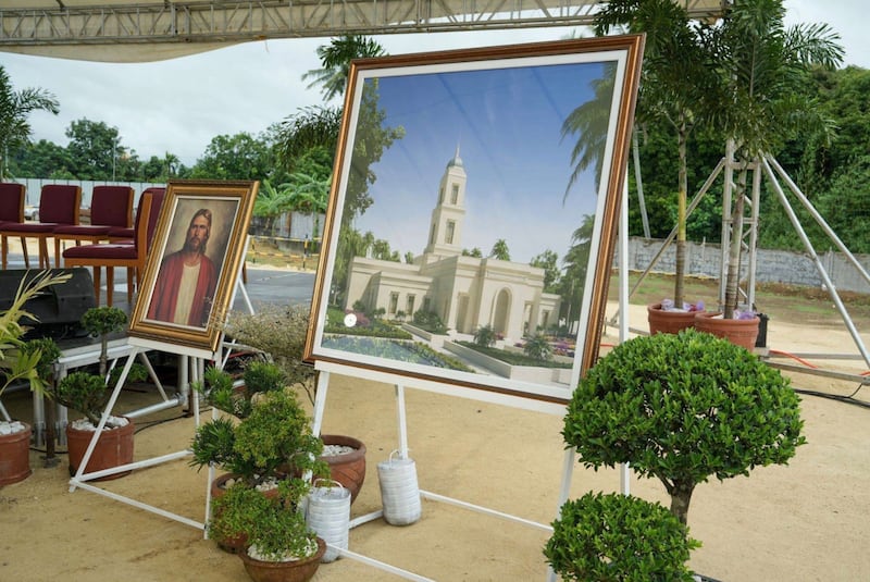 Une illustration architecturale du temple de Naga (Philippines) est exposée lors de la cérémonie d'ouverture du chantier du temple, le 8 août 2026, à Naga City (Philippines).