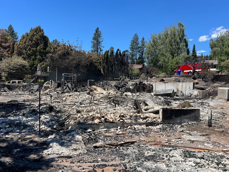La vue depuis l'arrière de la propriété où se trouvait autrefois la maison de la famille Anglesey avant que l'incendie d'Upriver à Spokane, Washington, ne la traverse le mardi 16 juin 2026.