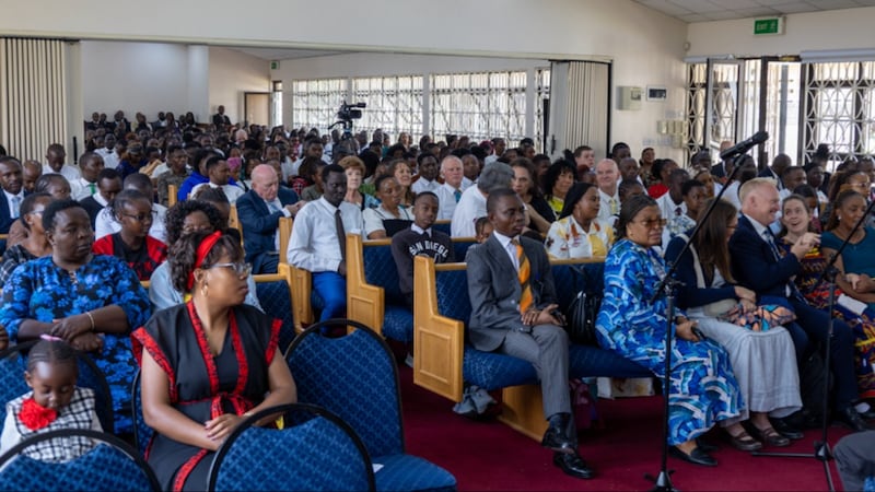 Des membres du pieu de Nairobi Kenya Sud écoutent pendant la conférence de pieu avec frère Gérald Caussé le dimanche 25 octobre 2026.