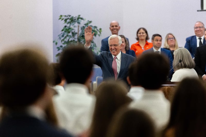 Le président D. Todd Christofferson, deuxième conseiller dans la Première Présidence, salue des jeunes saints des derniers jours à Toronto, au Canada, le samedi 13 juin 2026.